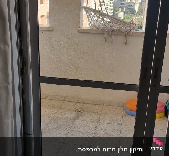 דלת הזזה מזכוכית המובילה למרפסת